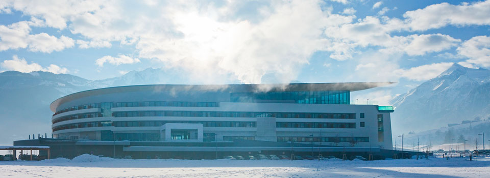 Thermenhotel in winterlicher Berglandschaft