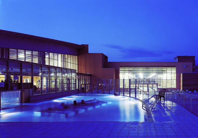 Thermalbad mit Außenbecken am Abend
